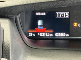 パーキングセンサーシステムは走行中に障害物が迫ると音と表示でお知らせ、低速走行時時の安心感を高めます
