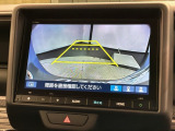 リバースギアに入れるだけで後方の表示へ切り替わります。夜間や雨の日の駐車も楽になりますよ。