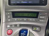 【オートエアコン】一度お好みの温度に設定すれば、車内の温度を検知し風量や温度を自動で調整。暑い&hellip;寒い&hellip;と何度もスイッチ操作をする必要はありません。快適な車内空間には必須の機能ですね♪