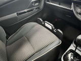 助手席には、走行時の荷物落下を補助的に防止するガード付!