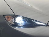 【LEDヘッドライト】悪天候や夜間走行時も良好な視界を確保し安心して運転できる高輝度LEDヘッドライトを装備!点灯速度が早く、消費電力も抑えられています。