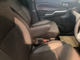 アームレストは、運転中の腕をしっかりと支えることで、疲労を大きく軽減してくれます。
