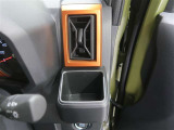 ドリンクホルダーとしてはもちろん、スマホや長財布を収納することだってできますよ。