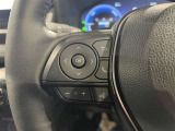 ステアリングスイッチ付きで、運転中に視線を前に向けたまま操作できます。