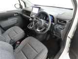 シンプルで使いやすいデザインの運転席です。