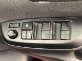 パワーウィンドのスイッチです。運転席に座りながら、助手席や後席の窓を開け閉めできるので大変便利ですよ。