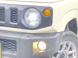 【LEDヘッドライト】悪天候や夜間走行時も良好な視界を確保し安心して運転できる高輝度LEDヘッドライトを装備!点灯速度が早く、消費電力も抑えられています。