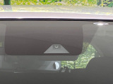 【インテリジェントエマージェンシーブレーキ】フロントカメラで前方の車両や歩行者を検知。衝突しそうな時は衝突被害軽減ブレーキが作動、衝突回避をサポート。より安全にドライブをお楽しみいただけます。