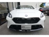 BMWの代名詞の【キドニーグリル】グリルが腎臓のように見えるので【キドニー】と呼ばれるようになりました。一目見ただけでBMWであると認識できる確固たるアイコンとして存在感を放ちます。