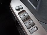 電動格納ドアミラー仕様。オートポジションにセッティングしておけば鍵の施錠開錠にリンクしてドアミラーも自動で開閉します。とても便利ですよ。