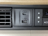 エアコン操作パネルの左側に、スマートフォンなどの充電可能なUSB端子と、音源などの外部入力の可能なUSB端子がついています。移動中に充電もできるので便利です。