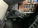 クルーズコントロール機能が付いています。 速度を設定するとアクセルを踏まなくても一定の速度で走ることができます。  高速道路ではとても便利な装置なんです。