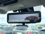 【スマートリヤビューミラー】後席の大きな荷物や同乗者で後方が確認しづらい時でも安心!カメラが撮影した車両後方の映像をルームミラー内に表示。クリアな視界で状況の確認が可能です!