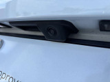 ●リアビューカメラ『入車経路を算出し、ガイドラインと補助線をディスプレイに表示します。同時にバンパーに内蔵のセンサーが障害物を感知し音で注意を促します。後方の死角も安心していただけます。』