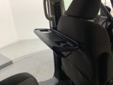運転席・助手席の背もたれには、2列目シート用にカップホルダー付きの「格納式のシートバックテーブル」を装備しています。休憩時のちょっとした時間などカップを置いたり、小物置きに使えて便利です。