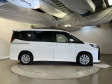 運転席側も電動スライドドアになってます。ショッピングなどでのお買い物時手がふさがっていてもドアに軽く触れるかリモコンで開閉できるので便利です!