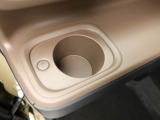 カップホルダーは運転席や助手席からちょうど手の届く位置です!!