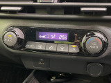【オートエアコン】一度お好みの温度に設定すれば、車内の温度を検知し風量や温度を自動で調整。暑い&hellip;寒い&hellip;と何度もスイッチ操作をする必要はありません。快適な車内空間には必須の機能ですね♪