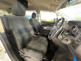 運転席まわりには十分なスペースがあり、大柄な方でもゆったり運転していただける環境です。