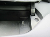 運転席前にUSBソケットがあります♪♪ここでスマホの充電できちゃいます♪♪
