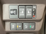 両側電動スライドドアは運転席から操作ができるよう、操作スイッチが付いています。Hondaセンシング用のVSA(ABS+TCS+横滑り抑制)解除と路外逸脱抑制機能などのスイッチもあります。