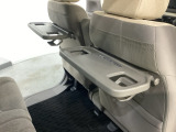 運転席・助手席の背もたれには、2列目シート用にカップホルダー付きの「格納式のシートバックテーブル」を装備しています。休憩時のちょっとした時間などカップを置いたり、小物置きに使えて便利です。