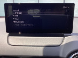 Bluetoothに接続することで、スマートフォンに入っている音楽アプリを車内で楽しめたり、通話が出来ます♪