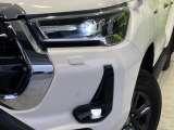 【LEDヘッドライト】悪天候や夜間走行時も良好な視界を確保し安心して運転できる高輝度LEDヘッドライトを装備!点灯速度が早く、消費電力も抑えられています。