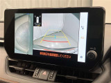 パノラミックビューモニター付きです。車両を上から見たような映像をディスプレイオーディオ画面に表示。運転席からの目視だけでは見にくい、車両周辺の状況をリアルタイムでしっかり確認できます。