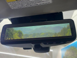 【スマートリヤビューミラー】後席の大きな荷物や同乗者で後方が確認しづらい時でも安心!カメラが撮影した車両後方の映像をルームミラー内に表示。クリアな視界で状況の確認が可能です!