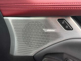 BOSE社とMAZDAの共創で、カウルサイドに低音スピーカー、リアにも低音スピーカーを配置、体全体で重低音と豊かなサウンドが感じれます。ぜひ、ご実感ください。