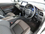 シンプルで使いやすいデザインの運転席です。