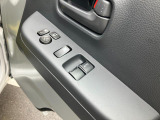 パワーウィンドウのスイッチですよ。 運転席に居ながら窓を開け閉めのコントロールできますよ。