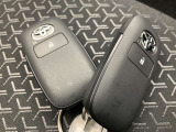 今のクルマには当然のように付いていますが、やっぱりあると便利なスマートキー。ボタン一つでクルマの鍵の開閉が可能です。