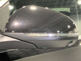 ウィンカー内蔵ドアミラーを開発したのは『メルセデス・ベンツ』です。他車からの視認性が高まり、事故の可能性を低減させています。更に、点灯部分はドライバーの視界に入らないように設計されています。