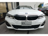 BMWの代名詞の【キドニーグリル】グリルが腎臓のように見えるので【キドニー】と呼ばれるようになりました。一目見ただけでBMWであると認識できる確固たるアイコンとして存在感を放ちます。
