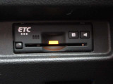 ETCももちろん搭載。いちいち料金所で停車する必要なんて当然ないです。スムーズにストレスなくドライブをお楽しみください。(※支払総額にセットアップ費用は含まれておりません。)