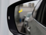 ブラインドスポット搭載。死角にいる車両を検知し、安全な車線変更をサポートします。