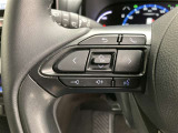 運転中、オーディオの操作をしてて、ハッとしたことはありませんか?ステアリングスイッチは、運転中でもハンドルでオーディオの操作が可能です。安全なドライブをサポートします。