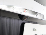 バックモニター付なので後退時に後方が見えるので安心。 車は構造上、死角がたくさんなので万が一を考えると必須ですね。 あくまで補助の為の装備、バックは目視で確認する事が重要ですよ。