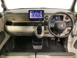車内は光触媒抗菌消臭施工済です。スタイリッシュなデザインで暖かみのあるインパネ周りを演出します。グローブボックスやカップホルダーのほかにトレーなどたくさんの収納スペースが装備されています。