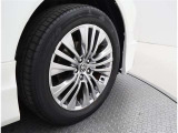 かっこいいホイールですね。 車のイメージを大きく左右するホイール部分はコダワリを持ちたいですね。