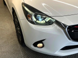 【LEDヘッドライト】悪天候や夜間走行時も良好な視界を確保し安心して運転できる高輝度LEDヘッドライトを装備!点灯速度が早く、消費電力も抑えられています。