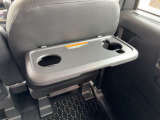 後部座席にはパーソナルテーブル!車内で飲食する際にとても便利!
