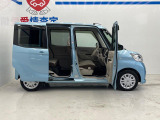 【両側スライドドア】駐車場で隣の車との間隔が狭く乗りにくい時、スライドドアなら安心!ドアオープン時も幅を取らず、開口部が広いので乗り降りがとっても簡単です。大きな荷物の出し入れも後席から可能♪