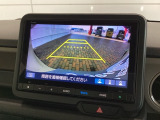 リバースギアに入れるだけで後方の表示へ切り替わります。夜間や雨の日の駐車も楽になりますよ。