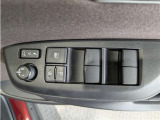 パワーウィンドウのスイッチですよ。 運転席に居ながら窓を開け閉めのコントロールできますよ。 ロック機能で、子供がイタズラして窓を開けるという事も無くなりますよ。