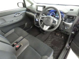 シンプルで使いやすいデザインの運転席です。