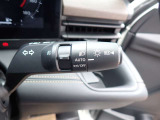 オートライト機能が装備されており暗い場所に入ると車両が検知しライトのON・OFFを自動的に切り替えてくれますので非常に便利な装備です♪