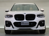 【キドニーグリル】BMWの代名詞。一目見ただけでBMWであると認識できる確固たるアイコンとして存在感を放ちます。